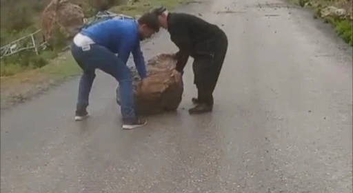 Yağmur sonrası yola kayalar düştü
