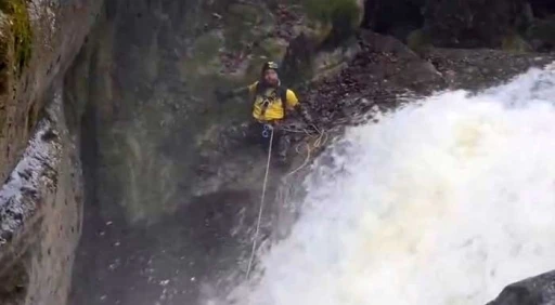 Yağmur ve kar sularıyla coşan kanyondan kurtuldu
