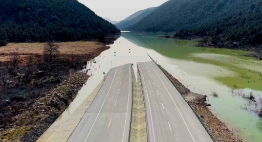 Yağmur ve sel sularının kapattığı Antalya-Konya Kara yolunda sular hen&uuml;z &ccedil;ekilmedi
