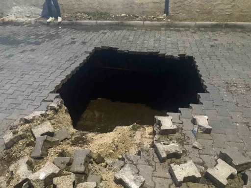 Yağmurun &ccedil;&ouml;kerttiği yolda insan kemikleri bulundu
