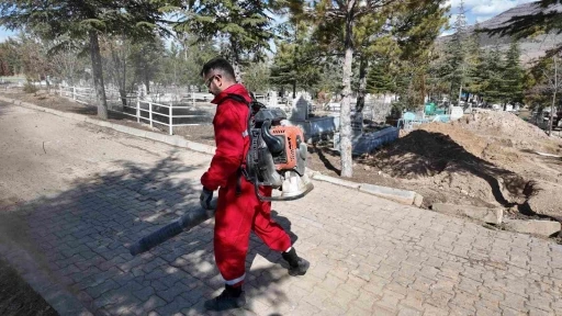 Yahyalı Belediyesi&rsquo;nden bayram &ouml;ncesi mezarlıklarda temizlik &ccedil;alışması
