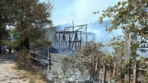 Yakılan anız ahırı yaktı, eve sıçramadan söndürüldü
