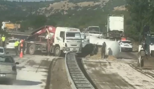 Yakıt tankeri devrildi, kara yolunda ulaşım aksadı
