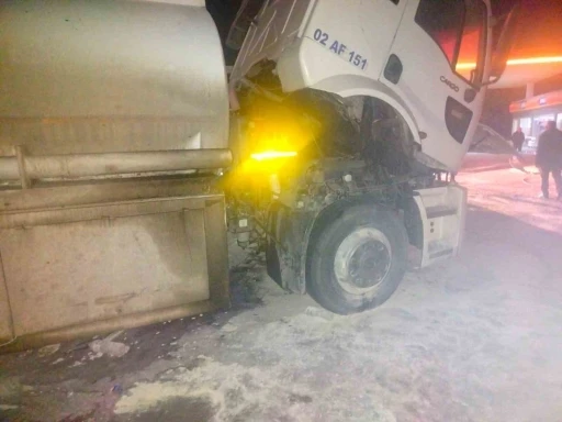 Yakıt y&uuml;kl&uuml; tankerden y&uuml;kselen dumanlar korkuttu

