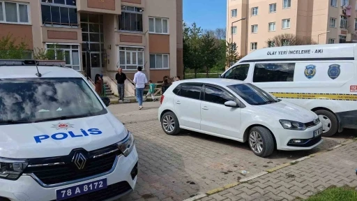 Yalnız yaşadığı evinde &ouml;l&uuml; bulundu
