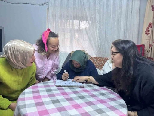 Yalnız yaşayan 70 yaşındaki engelli kadının sofrası şenlendi
