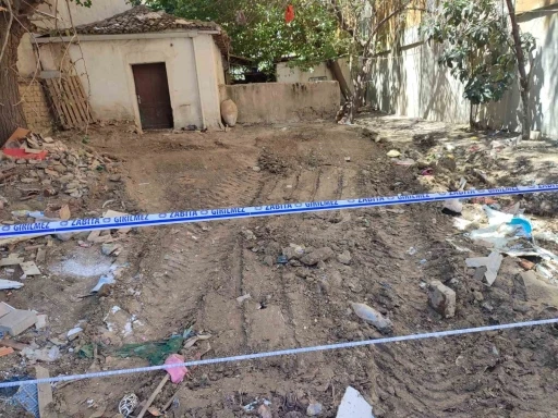 Yalnız yaşayan yaşlı kadının evinden 13 kamyon çöp çıktı
