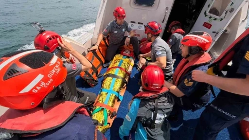 Yalova a&ccedil;ıklarında gemide yaralanan personel tahliye edildi
