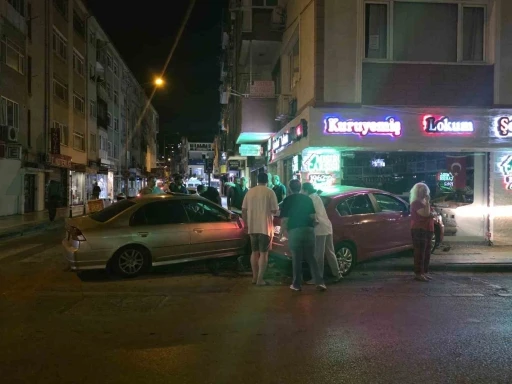 Yalova’da çarpışan iki otomobil kuruyemiş dükkanına girdi
