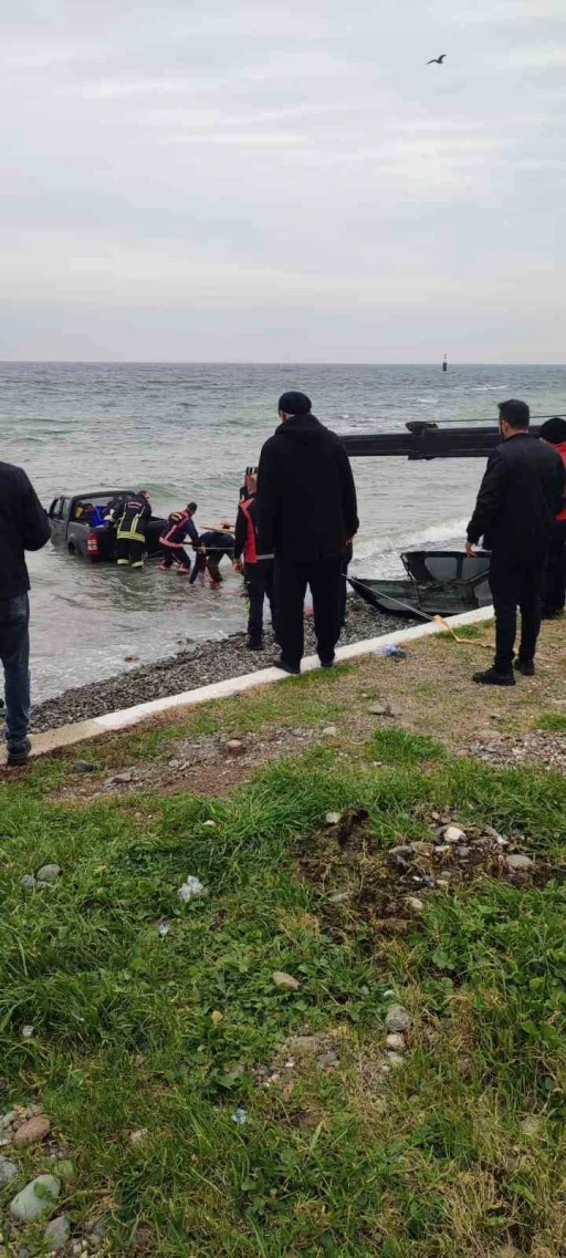 Yalova&rsquo;da kontrolden &ccedil;ıkan pikap denize u&ccedil;tu: 1 yaralı
