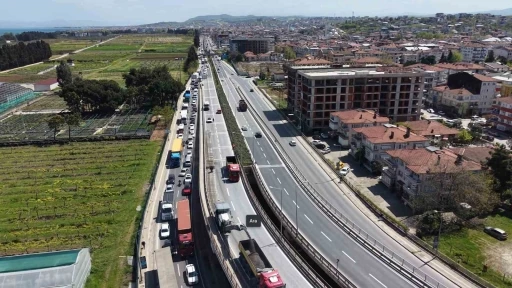 Yalova&rsquo;da k&ouml;pr&uuml;l&uuml; kavşakta &ccedil;alışma nedeniyle trafik yoğunluğu
