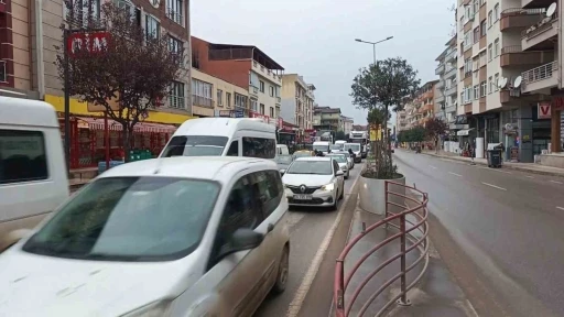 Yalova&rsquo;da k&ouml;pr&uuml;l&uuml; kavşakta &ccedil;alışma nedeniyle trafik yoğunluk
