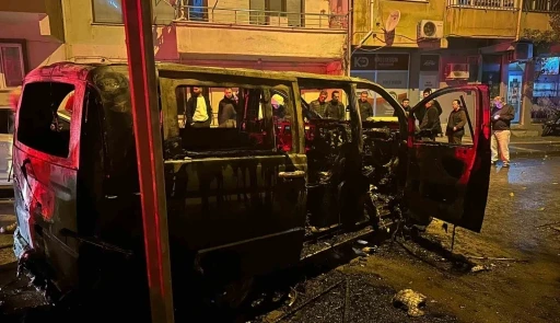 Yalova&rsquo;da minib&uuml;s park edildiği sırada alevlere teslim oldu
