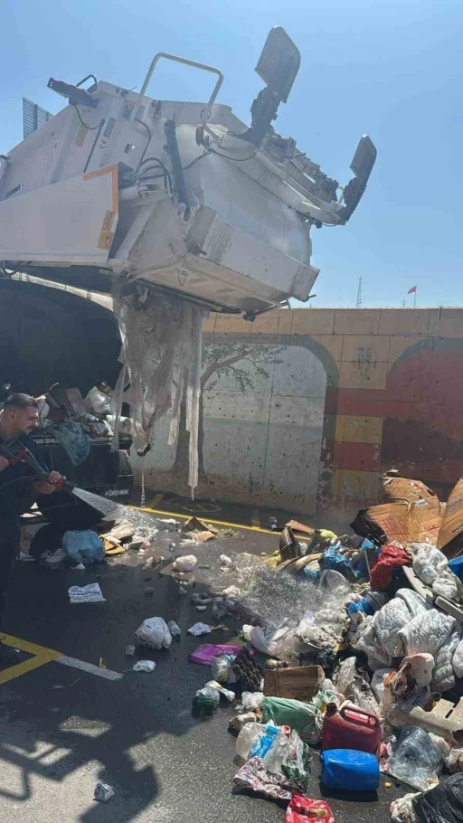 Yalova&rsquo;da s&uuml;r&uuml;c&uuml; yanan &ccedil;&ouml;p kamyonunu itfaiyeye g&ouml;t&uuml;rd&uuml;
