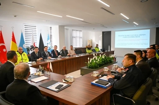 Yalova&rsquo;da trafik levhaları sadeleştirildi
