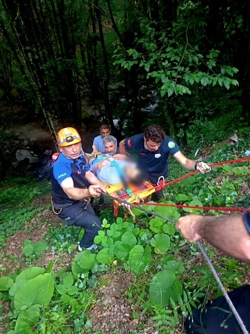 Yalova&rsquo;da vadiye d&uuml;şen motosikletli kurtarıldı
