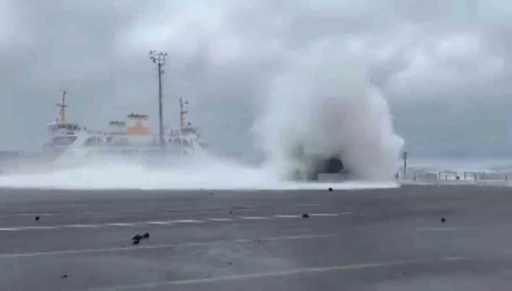 Yalova&rsquo;daki fırtınadan &ccedil;arpıcı g&ouml;r&uuml;nt&uuml;ler
