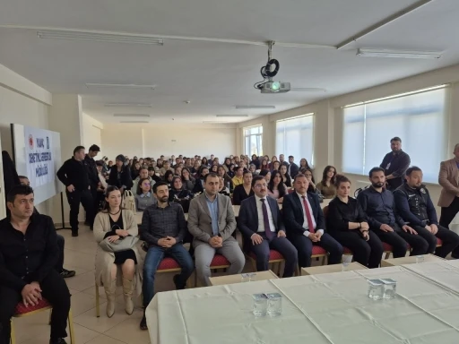 Yalva&ccedil;&rsquo;ta bağımlılıkla m&uuml;cadele panelinde toplumsal farkındalık mesajı verildi
