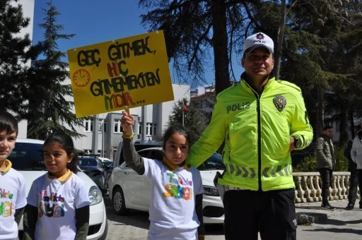 Yalvaç’ta miniklerden pankartlı trafik mesajı
