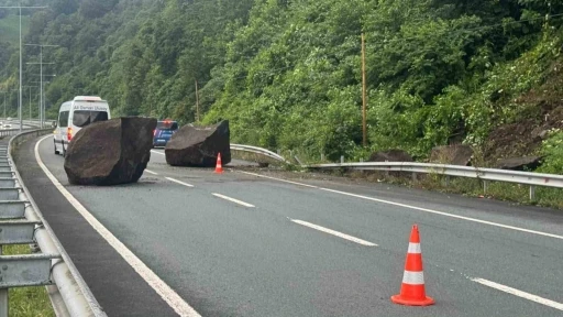 Yama&ccedil;tan kopan dev kayalar Karadeniz Sahil Yolu&rsquo;na d&uuml;şt&uuml;
