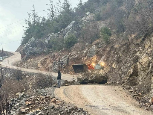 Yama&ccedil;tan kopan kaya yola d&uuml;şt&uuml;
