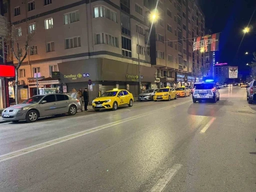 &lsquo;Yan bakma&rsquo; kavgasında bı&ccedil;aklanan 1 kişi ağrı yaralandı

