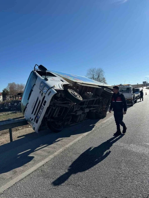 Yan yatan kamyonette 2 kişi yaralandı

