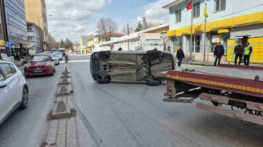 Yan yatan otomobilin s&uuml;r&uuml;c&uuml;s&uuml; kazadan yara almadan kurtuldu
