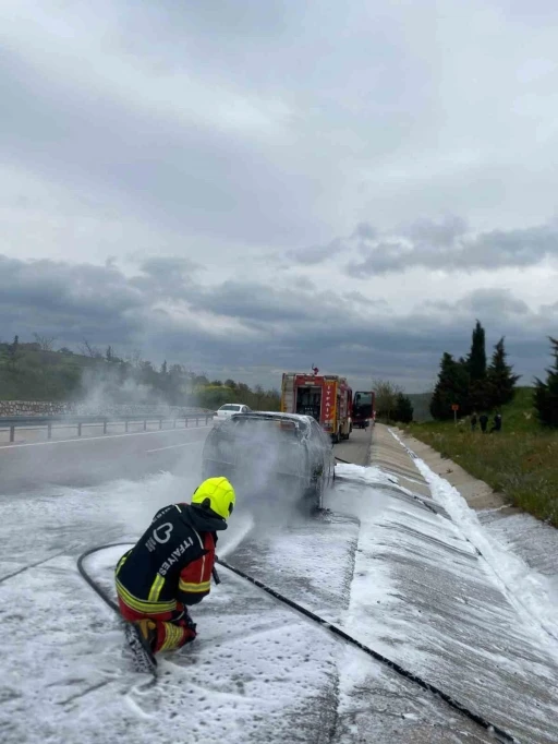Yanan araca itfaiye m&uuml;dahale etti