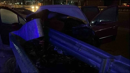 Yanan otomobilde sıkışan sürücüyü itfaiye kurtardı
