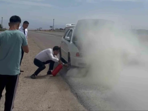 Yanan otomobile çevreden geçen otobüs şoförleri müdahale ederek söndürdü

