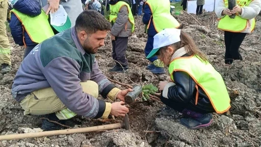 Yanan sahada geleceğe nefes: Aliağa&rsquo;da yeni orman i&ccedil;in ilk fidanlar dikildi
