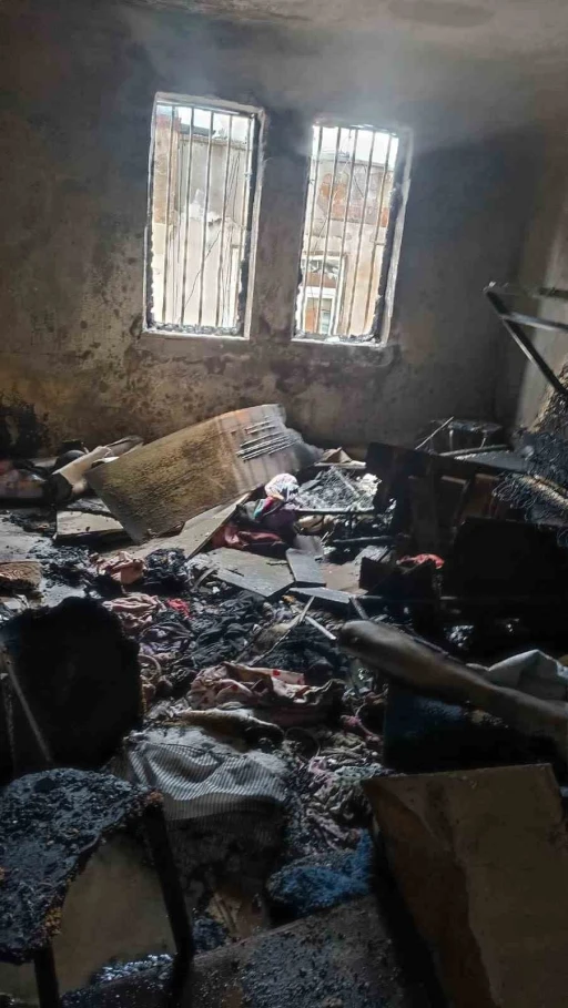 Yangın bir evi k&uuml;le &ccedil;evirdi
