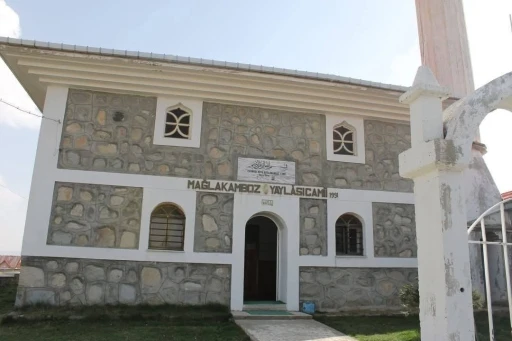 Yangın çıkan cami büyük hasar aldı, Kur’an-ı Kerim’ler zarar görmedi

