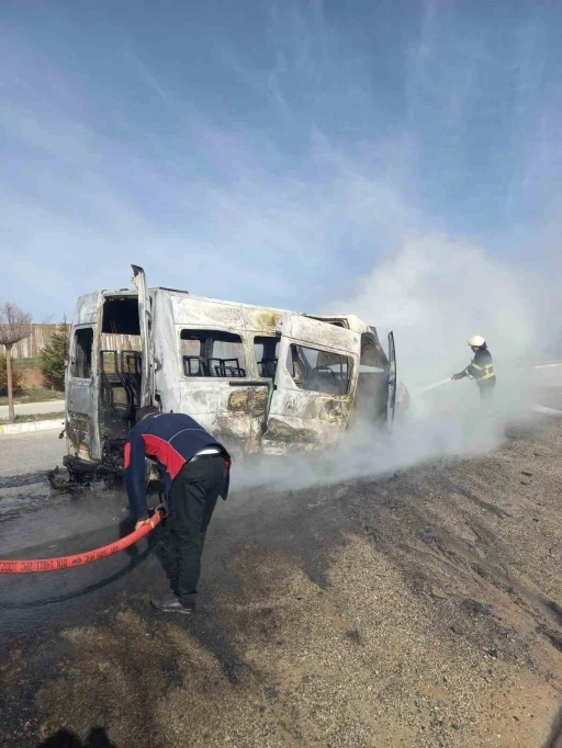 Yangın çıkan minibüs tamamen yanarak kullanılmaz hale geldi
