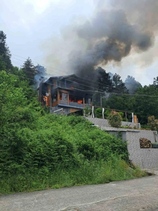 Yangın &ccedil;ıkan villada alevlerin arasında kalan yaşlı kadını ekipler kurtardı
