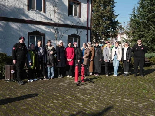 Yangına kadınlar yangın t&uuml;p&uuml;yle m&uuml;dahale etti
