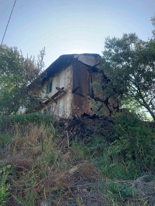 Yangında ahşap evi zarar gören 88 yaşındaki kadına yardım eli uzandı
