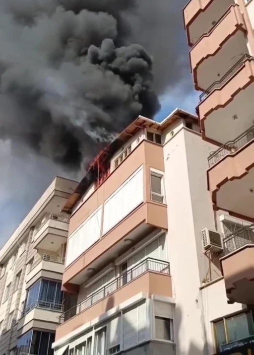 Yangında ahşap kat kullanılamaz hale geldi
