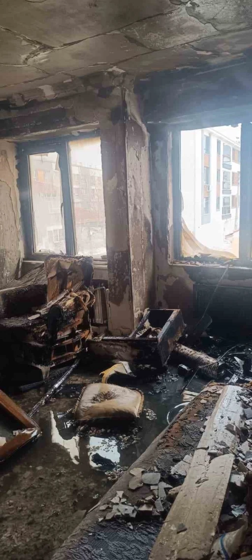 Yangında dumandan etkilenen 3 kişi hastaneye kaldırıldı

