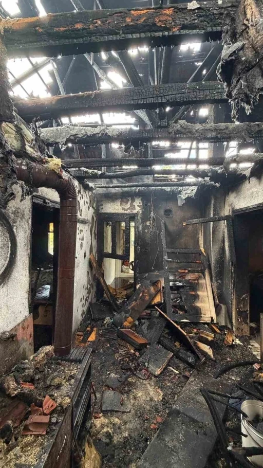 Yangında ev sahibi dumandan etkilendi, mahsur kalan kedi ekiplerce kurtarıldı