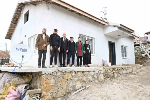 Yangında evi yanan aileye Başkan&rsquo;dan yeni yuva
