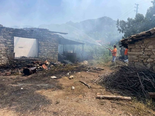 Yangında hem taştan yaptığı evini hem de biriktirdiği 80 bin lirayı kaybetti
