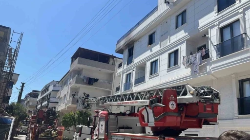 Yangında mahsur kalan hamile anne ve 2 &ccedil;ocuğu kurtarıldı
