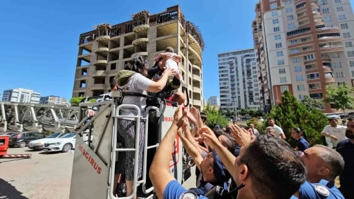 Yangında mahsur kalanlar kurtarılmaya başlandı, çocuklarına kavuşan aileler gözyaşlarına boğuldu
