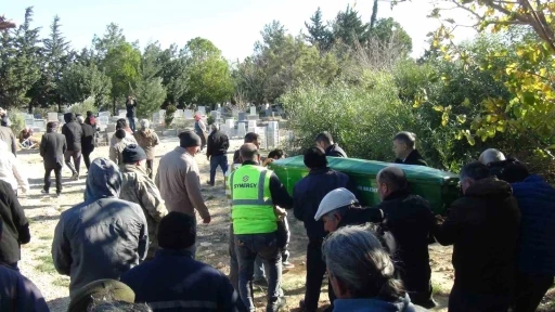 Yangında &ouml;len 2 kardeşe acı veda: Aynı tabutla getirilip aynı kabre defnedildiler

