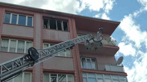 Yangında s&uuml;r&uuml;nerek ka&ccedil;maya &ccedil;alışan kadının durumu ağır
