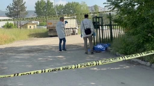 Yangından kurtulmuştu, sokakta &ouml;l&uuml; bulundu
