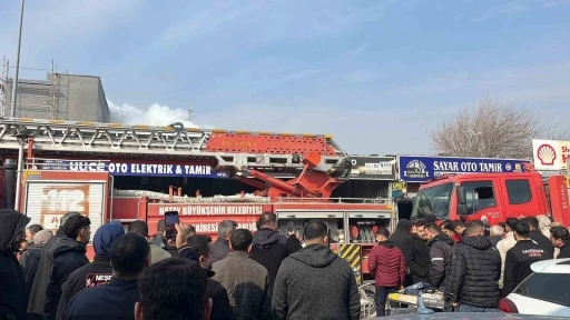 Yangını cep telefonuyla g&ouml;r&uuml;nt&uuml;lemek i&ccedil;in birbirleriyle yarıştılar
