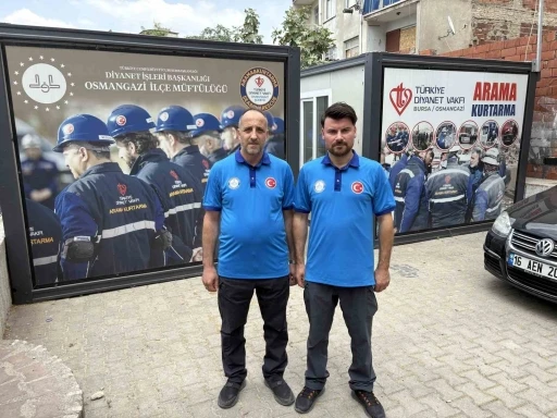 Yangınla mücadele arasında araç üzerinde namazını kılan kahramanlar İHA’ya konuştu
